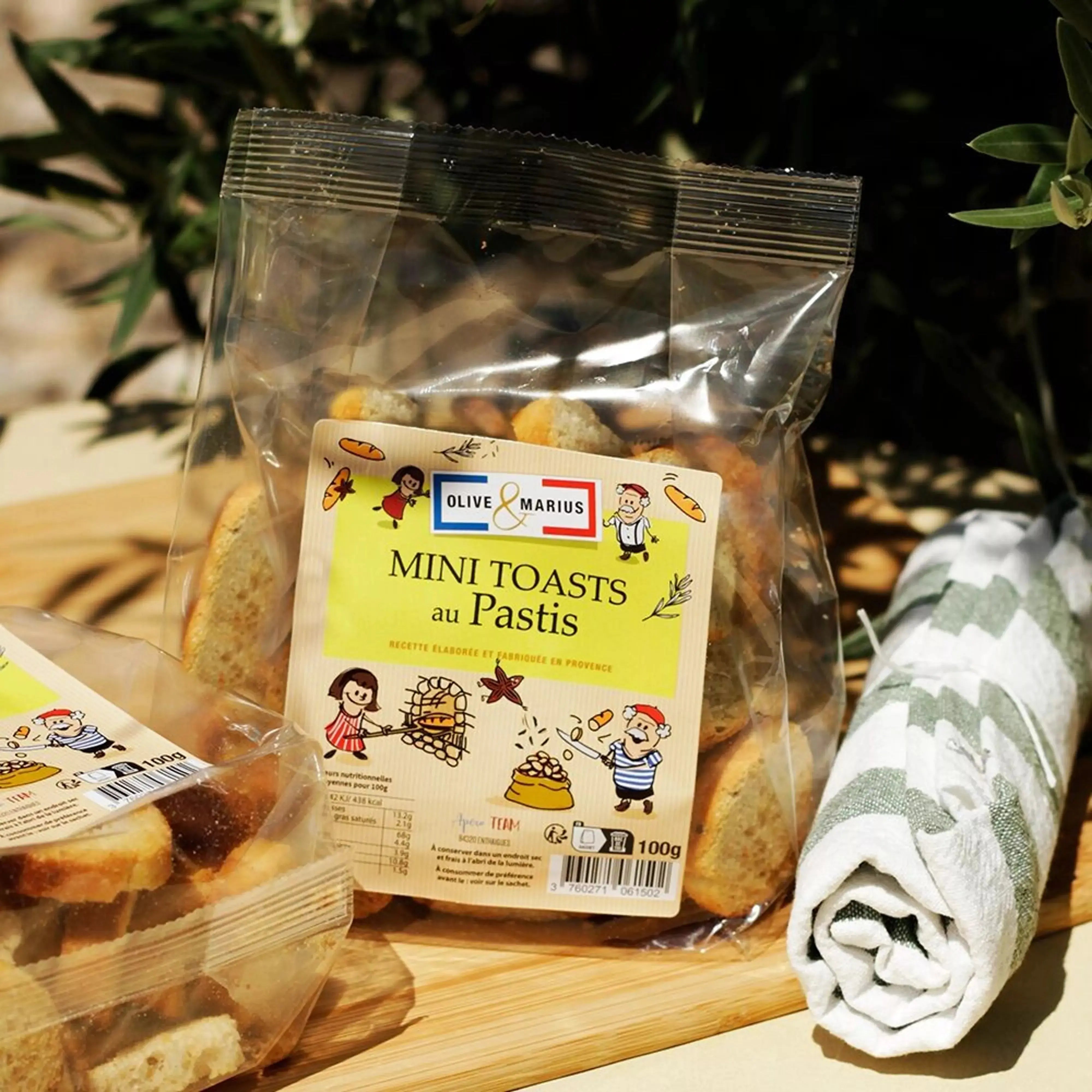 用茴香酒烤面包片搭配鹅肝酱